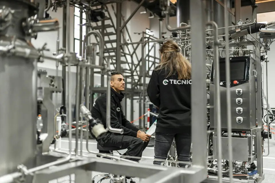 Zwei Techniker besprechen sich an einer Produktionsanlage